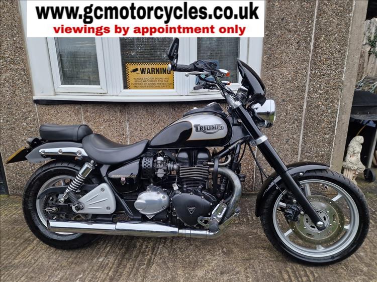 TRIUMPH SPEEDMASTER 800